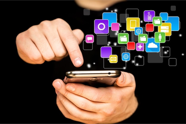 Zdjęcie biznesmen pracujący z tabletem i mediami społecznościowymi z nowoczesnym symbolem szkicu