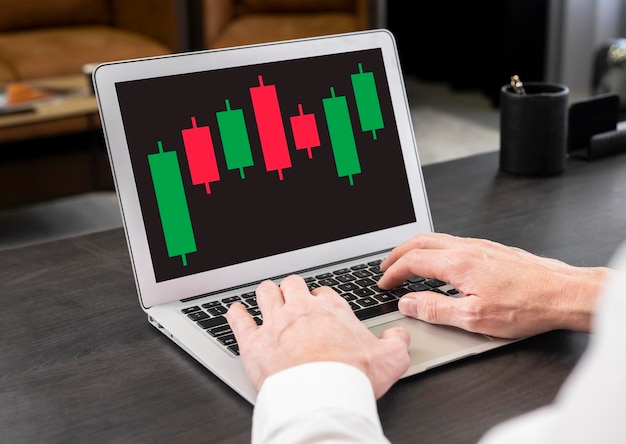 Biznesmen pracujący z wykresem świecowym przy laptopie Analiza zachowania wartości akcji Analiza inwestycyjna i koncepcja handlu Mężczyzna ręce na klawiaturze