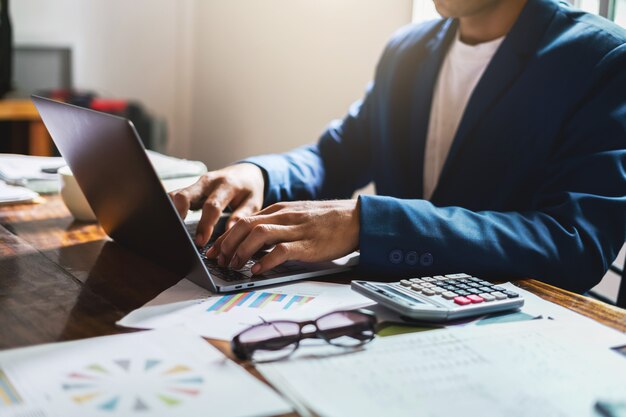 Biznesmen Pracuje Na Biurka Biurze Z Wykorzystaniem Komputerowego Laptopa