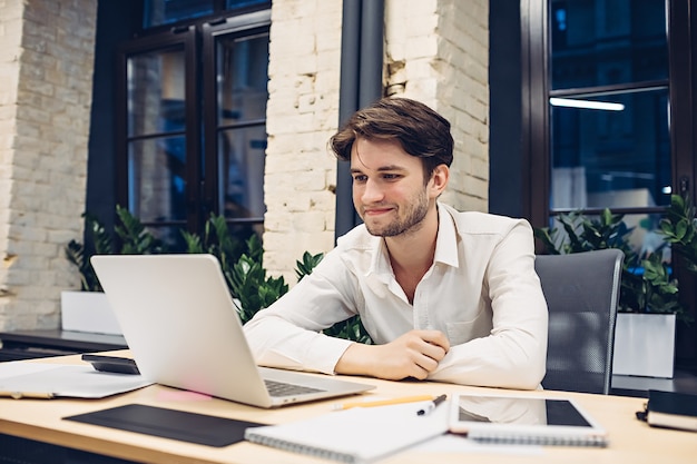 Biznesmen pracuje na laptopie w biurze