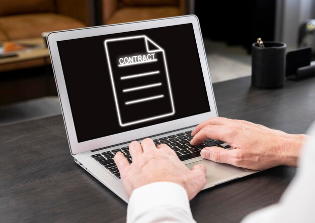 Biznesmen pracuje na laptopie, wpisując elektroniczną umowę lub udostępniając cyfrowy dokument z partnerami Papierowe miejsce pracy Ręce człowieka przy zbliżeniu klawiatury