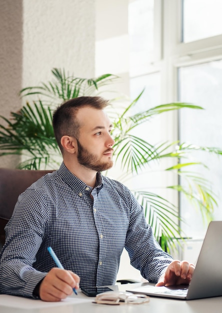 Biznesmen pracuje na swoim laptopie w biurze