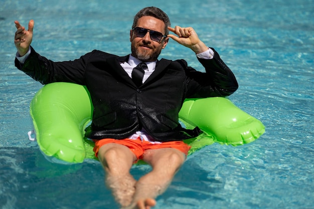 Biznesmen pracuje online plenerowych miejsc podróży letnich wakacji zabawny biznesowy mężczyzna w kostiumu o