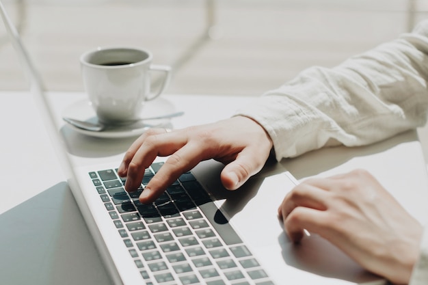 Biznesmen Pracy Na Laptopie Dla Projektu.