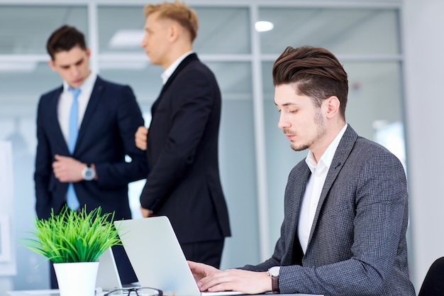 Biznesmen Przy Biurku Pracuje Na Laptopie W Tle Bu