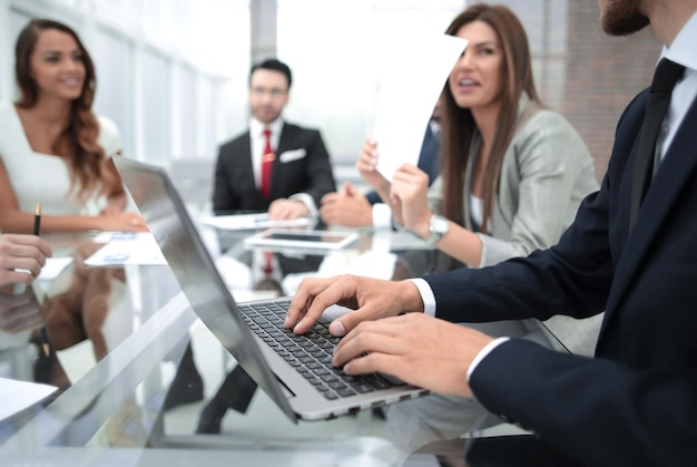 Biznesmen przy użyciu laptopa podczas spotkania zarządu i technologii