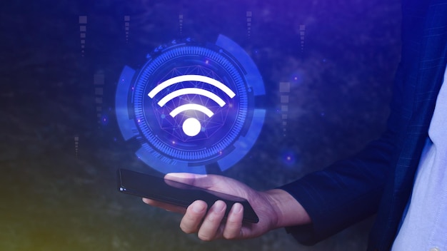 Biznesmen przy użyciu smartfona z ikoną Wi-Fi Koncepcja komunikacji biznesowej w sieci społecznościowej Koncepcja sieci bezprzewodowej Wi-Fi bezpłatna sieć Koncepcja Internetu