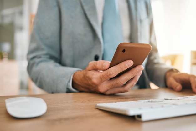 Biznesmen ręce i telefon aplikacja przy biurku z sieci tekst i komunikacji internetowej Komputer wiadomości mobilnej i mediów społecznościowych przeglądać w biurze i miejscu pracy z kontaktu i pisania w firmie