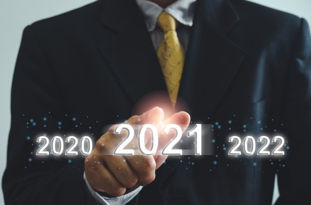Biznesmen ręką dotykając wirtualnego ekranu 2021.
