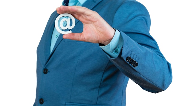 Zdjęcie biznesmen ręka trzyma ikonę e-mail lette koperta pocztowa koncepcja spamu e-mail internet i sieć skontaktuj się z nami newsletter e-mail i chroń swój osobisty