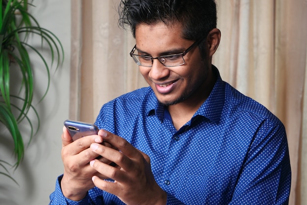 Biznesmen ręka trzyma mądrze telefonu texting wiadomość
