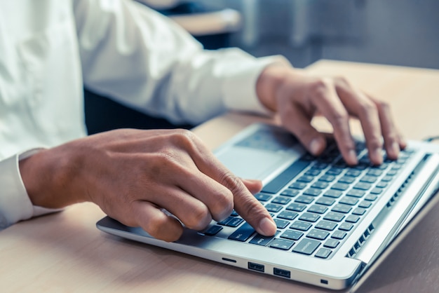 Biznesmen ręka używać laptop w biurze.