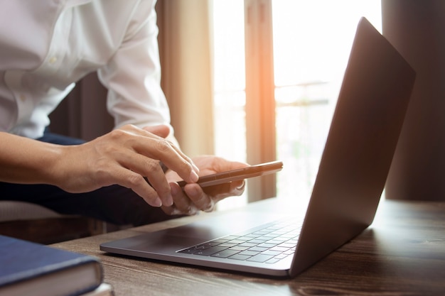 Biznesmen Ręka Za Pomocą Laptopa I Smartfona Pracującego W Domowym Biurze