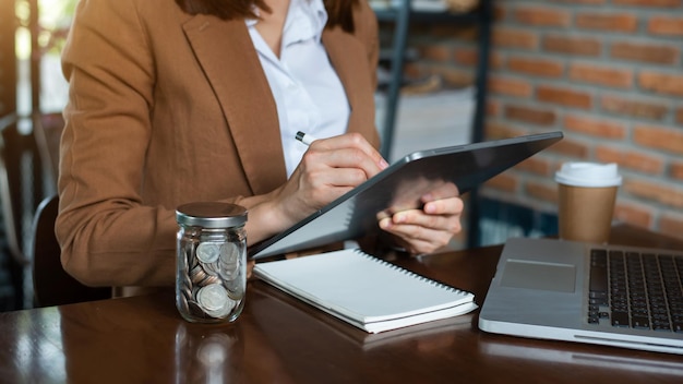 Zdjęcie biznesmen ręka za pomocą laptopa i tabletu z diagramem sieci społecznościowej na biurku jako koncepcja