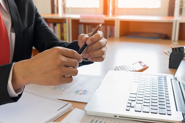 Biznesmen Ręki Mienia Ballpoint Pióro Pracuje Na Laptopie, Pracuje Online Pojęcie, E Biznesowy Pojęcie, Ciepły Brzmienie.