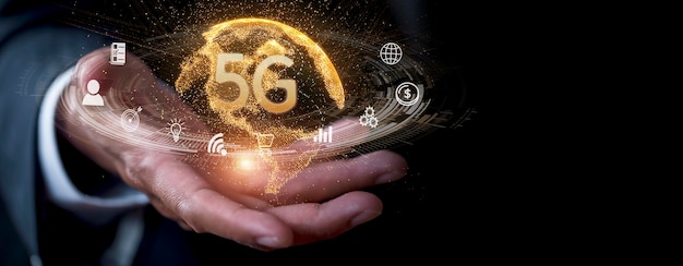 Biznesmen ręki pokazuje globalne połączenie sieciowe 5G Globalne połączenie sieciowe 5G z koncepcją ikony Technologia sieci systemy bezprzewodowe i internet rzeczy nowe technologie pojawiają się w przyszłości