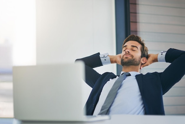 Biznesmen rozciąga się i uśmiecha się, aby zrelaksować się w Internecie Informacje i cyfrowe raporty e-mail feedback Menedżer korporacyjny technologiczny i zadowolony z wyszukiwania artykułów aplikacji lub strony internetowej dla projektu ukończonego w biurze