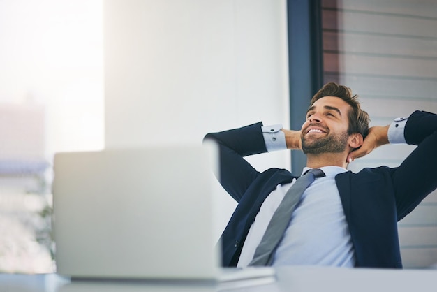 Biznesmen rozciągający się i uśmiechający się do odpoczynku Informacje cyfrowe i raporty online e-mail feedback Kierownik korporacyjny technologiczny i zadowolony z wyszukiwania artykułów aplikacji lub strony internetowej dla projektu zakończonego w biurze