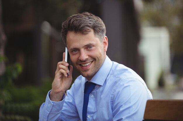 Biznesmen rozmawia przez telefon komórkowy