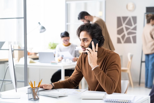 Biznesmen rozmawia przez telefon w biurze