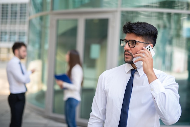 Biznesmen rozmawia przez telefon