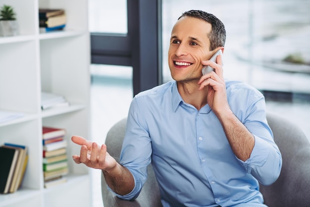 Biznesmen Rozmawia Przez Telefon