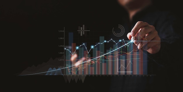 Biznesmen rysujący wirtualny wykres techniczny i wykres do analizy koncepcji inwestycji w technologię giełdową i inwestycji wartościowej