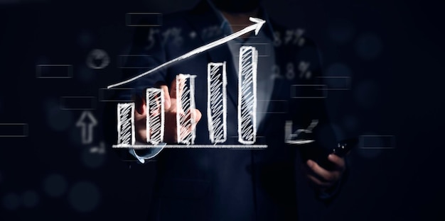 Zdjęcie biznesmen rysuje rosnącą strzałkę trendu i chart rosnący