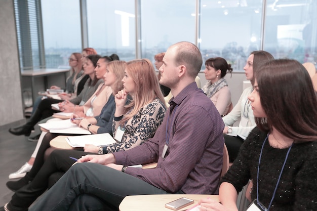 Biznesmen siedzi w sali konferencyjnej na prezentację nowego projektu.