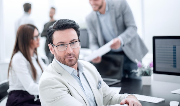 Biznesmen Siedział W Biurze Desk