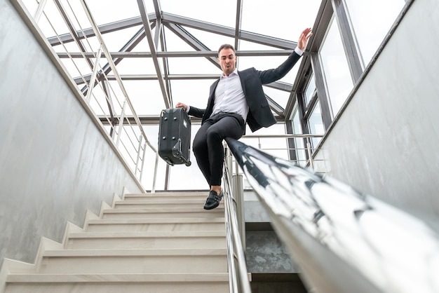 Zdjęcie biznesmen ślizgający się na balustradzie.