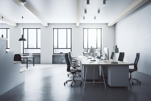 Biznesmen stojący w nowoczesnym wnętrzu loftu coworkingowego
