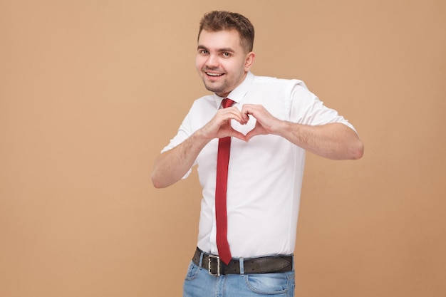 Biznesmen szczęścia pokazując znak w kształcie serca