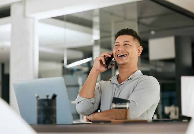 Biznesmen szczęśliwy telefon i biuro z uśmiechem do umowy lub sprzedaży podczas tworzenia sieci Szczęście człowieka i sukces w doradztwie telemarketingowym i poradach dla klienta przy biurku