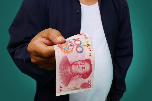 Zdjęcie biznesmen trzyma juana rmb w jego rękach