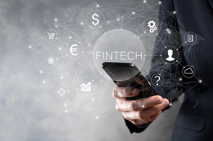 Zdjęcie biznesmen trzymać fintech-koncepcja technologii finansowej. płatności bankowości inwestycyjnej biznesu. inwestowanie w kryptowaluty i pieniądze cyfrowe. koncepcja biznesowa na wirtualnym ekranie.