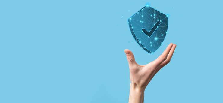Zdjęcie biznesmen trzymać tarczę low poly wielokąta z ikoną kleszcza. bezpieczny dostęp do systemu concept.business finansowej gwarancji dla koncepcji investment.antivirus.technology security.protection network,safe data.
