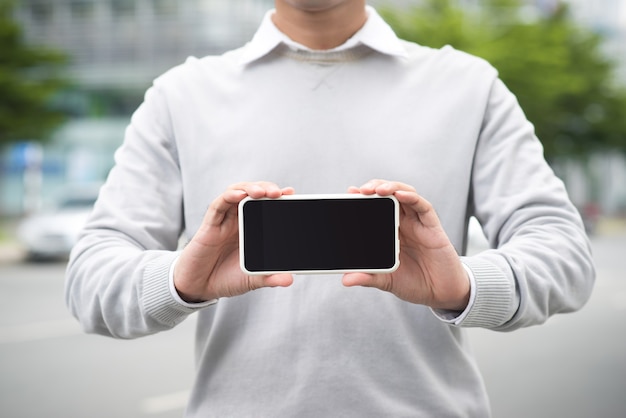 Biznesmen Trzymający I Pokazujący Ekran Inteligentnego Telefonu