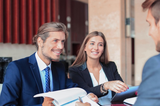 Zdjęcie biznesmen uśmiecha się radośnie, gdy jego partner biznesowy w końcu podpisuje ważną umowę