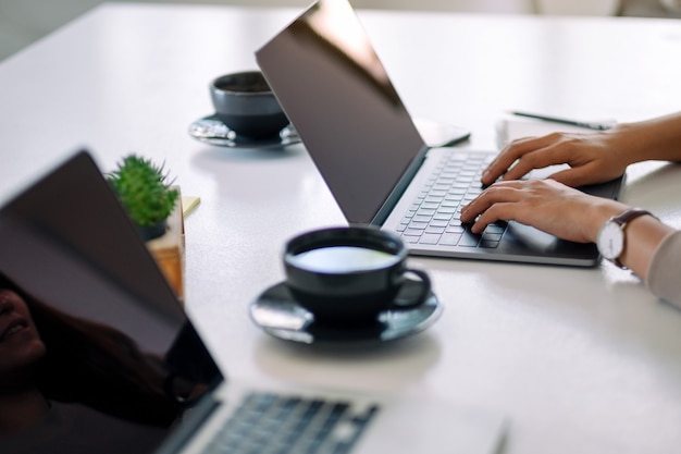 Biznesmen używa i pracuje na laptopie razem w biurze