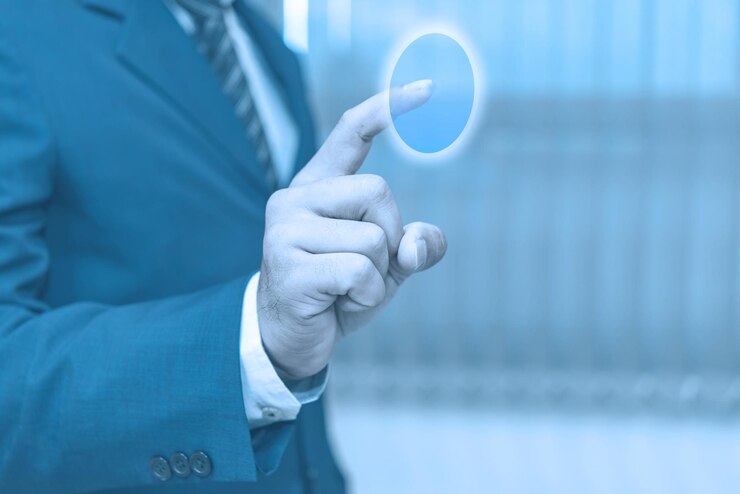 Biznesmen używa interfejsu dotykowego z zaawansowaną technologią Azjatycki przystojny interfejs dotykowy dłoni, aby dążyć do przyszłościTajlandia koncepcja hi tech