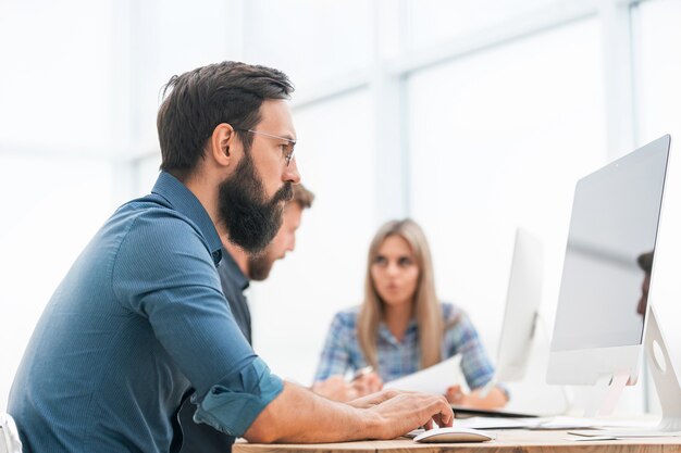 Biznesmen używa komputera do pracy z dokumentami. ludzie i technologia