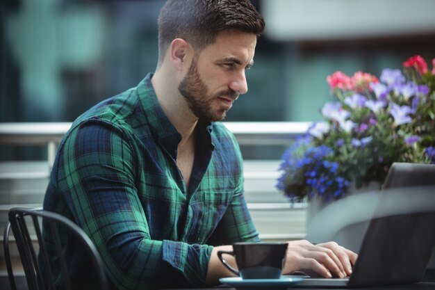 Biznesmen Używa Laptop Podczas Gdy Mieć Filiżankę Kawy