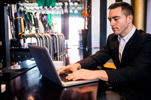 Biznesmen Używa Laptop Przy Kontuarem W Barze