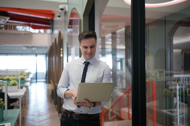 Biznesmen używa laptop w biurze