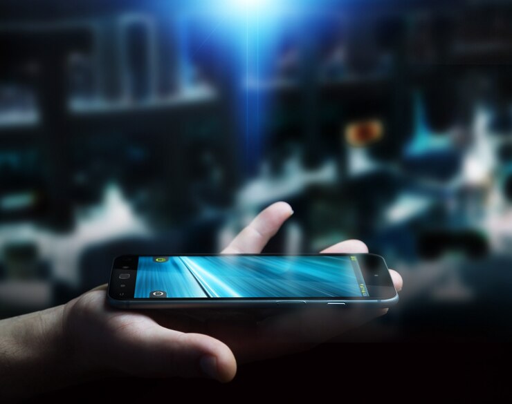 Zdjęcie biznesmen używa nowożytnego telefon komórkowego