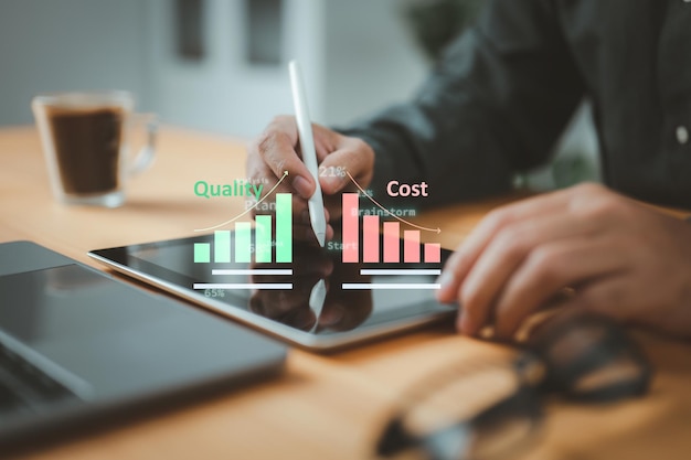 Biznesmen używa tabletu do zarządzania kosztami i kontrolą jakości, znaczenie skutecznych strategii biznesowych i zarządzania projektami Wykres wzrostu kontroli jakości i redukcja kosztów