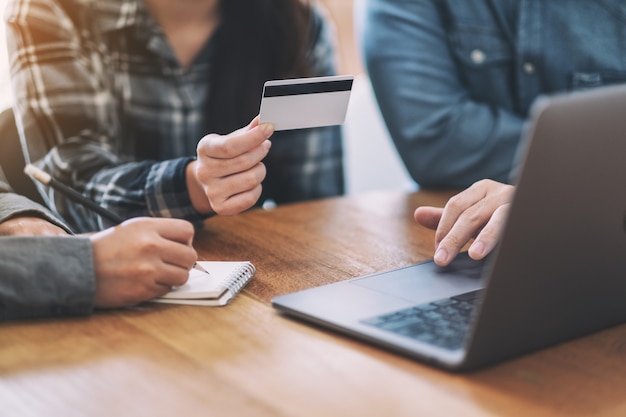 Biznesmen używający karty kredytowej do zakupów i zakupów online