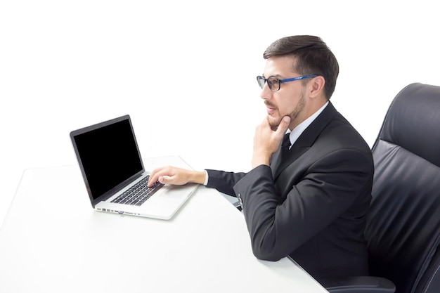 Biznesmen używający laptopa na białym tle
