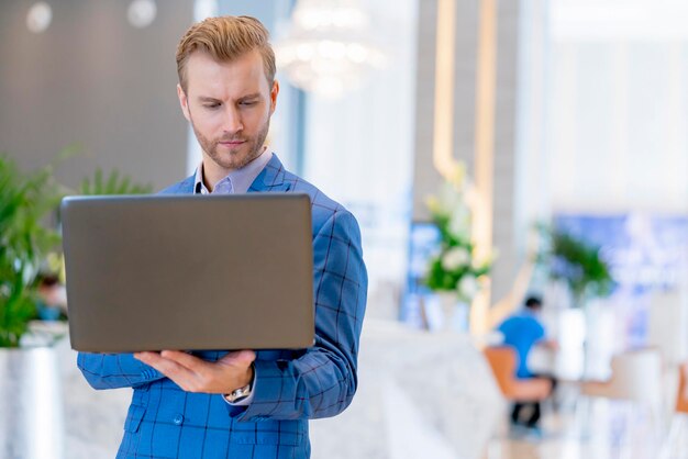 Zdjęcie biznesmen używający laptopa